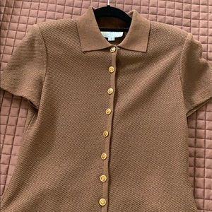 ST. JOHN brown knit suit. Short sleeve.